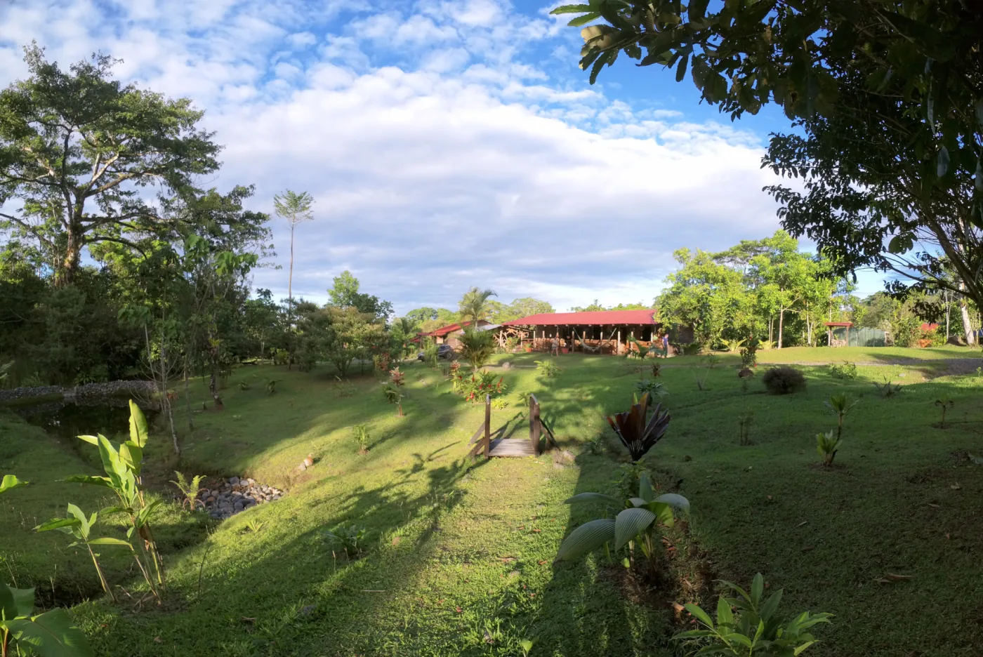 Instalaciones, jardines y 9 hectáreas de Oski Lodge